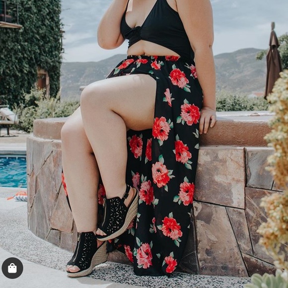 🚨24 HOUR SALE🚨Summer Love Plus Size Floral Pants - Picture 2 of 5